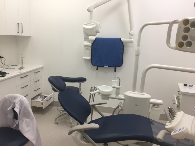 A dental room with a chair and a sink. Emergency Dentist Gold Coast.